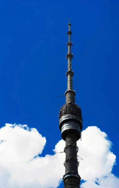 Вертикальный фон московской телебашни — стоковое фото