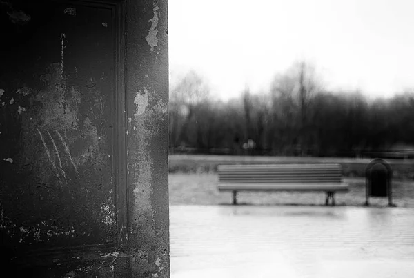 Horizontal vintage banco no parque bokeh fundo — Fotografia de Stock