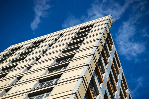 Çapraz şehir yaşayan mavi gökyüzü arka ile bina