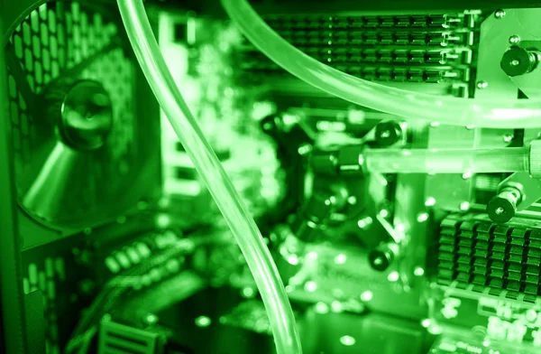 Dentro de la computadora verde refrigerada por agua fondo bokeh —  Fotos de Stock