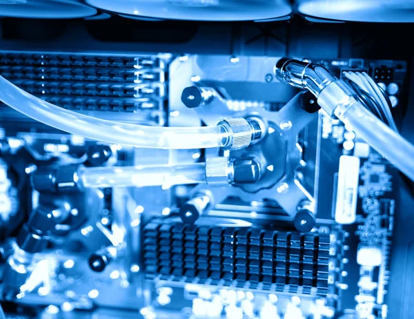 Bilgisayar bokeh arka plan içinde mavi su soğutmalı