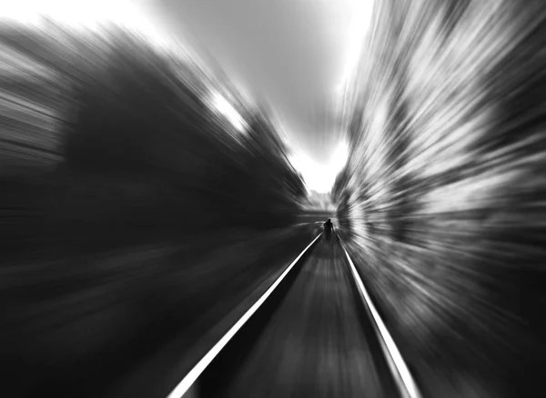 Hombre blanco y negro sobre fondo borroso movimiento ferroviario — Foto de Stock