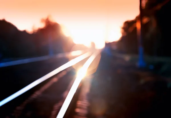 Coucher de soleil brûlant diagonale chemin de fer fond bokeh — Photo