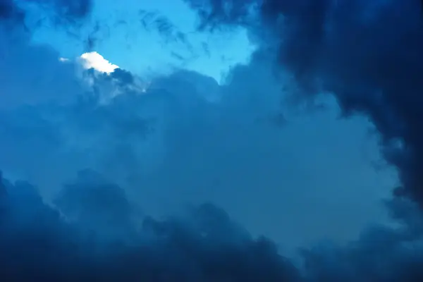 Dramático fondo nuboso de gran altitud — Foto de Stock
