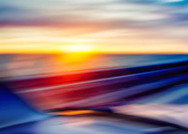 移動の車の窓から太平洋に沈む夕日 — ストック写真