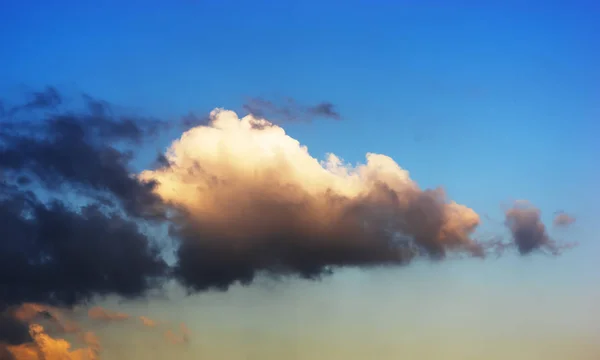Drammatico sfondo paesaggio nuvoloso ad alta quota — Foto Stock