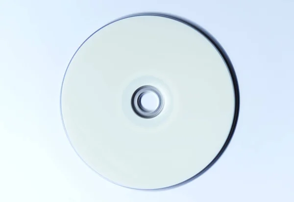 Czystą płytę CD Dvd na biały stół — Zdjęcie stockowe