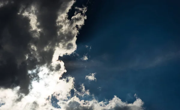 Sol brillando a través del fondo de las nubes —  Fotos de Stock