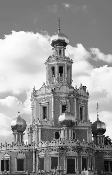 Igreja ortodoxa vertical em Moscou pano de fundo — Fotografia de Stock