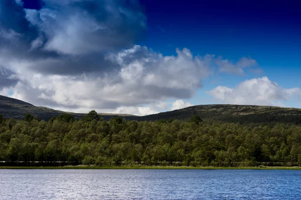 Norsko jezero krajinném zázemí — Stock fotografie