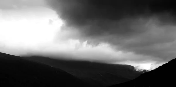 Negro y blanco cubierto de fondo paisaje de montaña —  Fotos de Stock