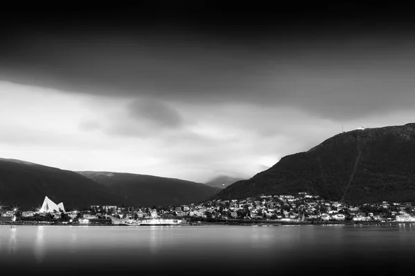 Blanco y negro Tromso nublado paisaje del tiempo fondo —  Fotos de Stock