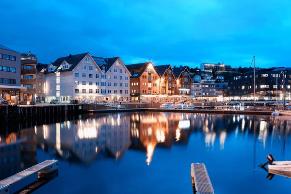 Tromsø nacht stad achtergrond — Stockfoto