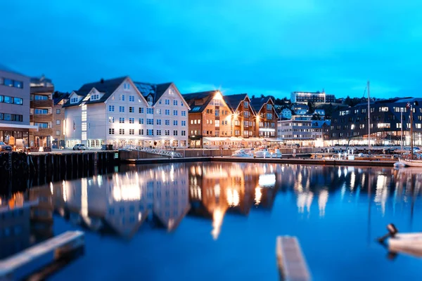 Tromso eğik gece şehir arka plan