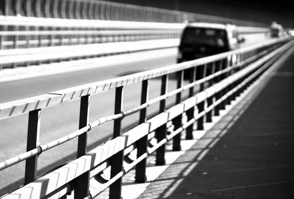 Voiture noire et blanche sur fond de perspective pont Norvège — Photo