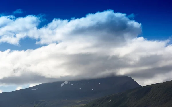 Norge bergen i mulen landskap bakgrund — Stockfoto