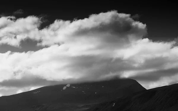 Preto e branco nublado paisagem montanha fundo — Fotografia de Stock