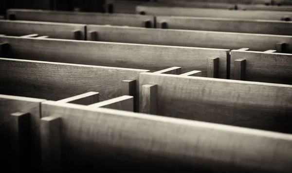 Sepia dunkle Kirchenbänke vor norwegischer Kulisse — Stockfoto