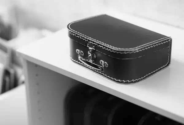 Caja de juguete blanco y negro fondo bokeh — Foto de Stock