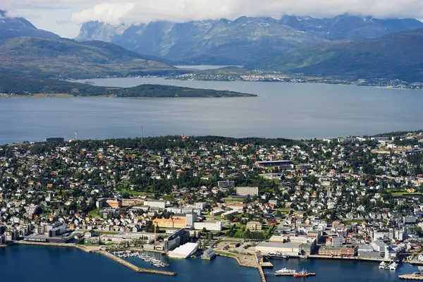 Vista de la ciudad de Tromso desde el fondo de las montañas —  Fotos de Stock