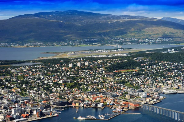 Tromso şehir ile bridge arka planını görüntüleyin