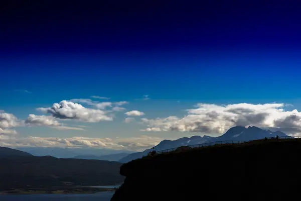 Silhuetten av Norge berg landskap bakgrund — Stockfoto