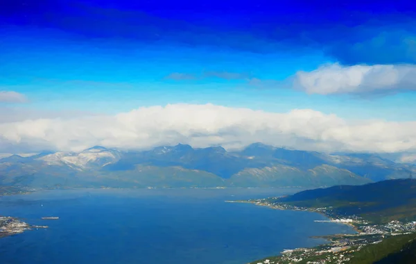 雲の図の背景の下で北欧の島 — ストック写真