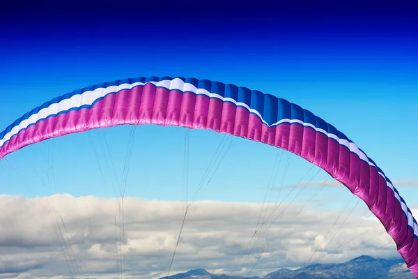 Kite detail in vibrant sky backdrop — Stock Photo, Image