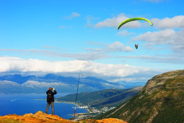 Man taking picture of Norway kite flyer background — Stock Photo, Image