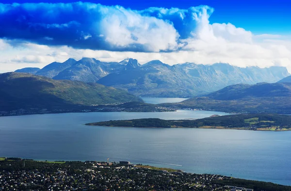 Norveç Fiyordu kanalları arka plan manzara