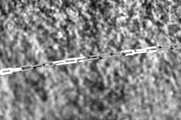 Diagonale schwarz-weiße Kette auf Graskulisse — Stockfoto