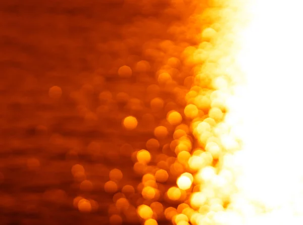 Правий вирівняний сяючий сонячний шлях океан фон заходу сонця — стокове фото