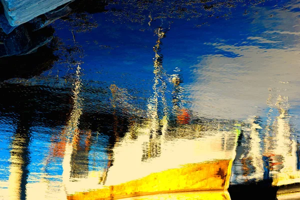 水の背景にノルウェー船の反射 — ストック写真