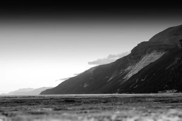 Montaña blanca y negra con fondo de paisaje de playa bokeh —  Fotos de Stock