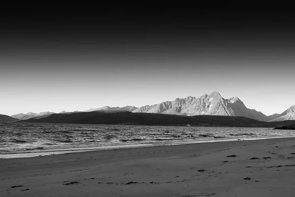 Blanco y negro Noruega costa montaña paisaje fondo —  Fotos de Stock