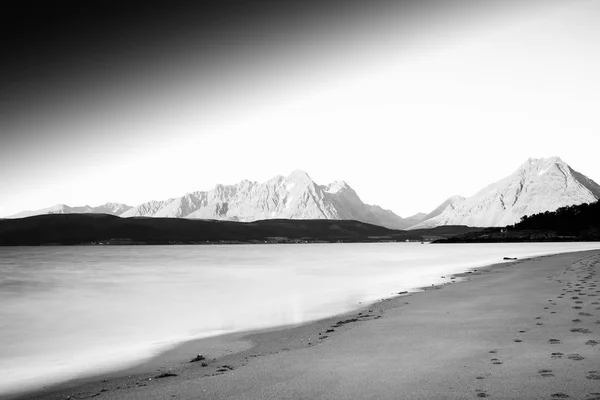 Noir et blanc Norvège littoral montagne paysage fond — Photo