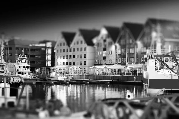 Siyah ve beyaz Tromso iskelesi arka plan