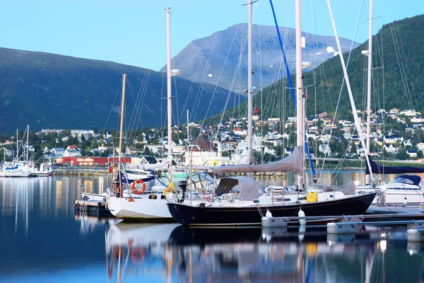Barcos y embarcaciones en Noruega fondo del puerto —  Fotos de Stock