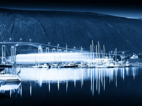 Geminin arka plan geçen ile Norveç gece köprü