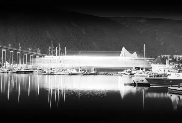 Gemi Köprüsü şehir arka plan altında hareket