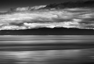 Norveç okyanus gelgit dalgaları ile ufuk dağ soyutlama