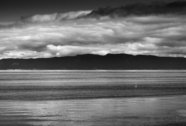 Norveç okyanus gelgit dalgaları ile ufuk dağ manzara backgro