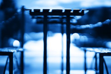 Yatay mavi kafe tablo banklar bokeh arka plan ile