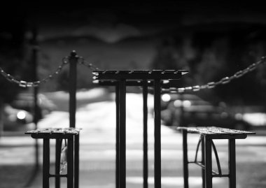 Siyah ve beyaz Cafe tablo banklar zemin ile