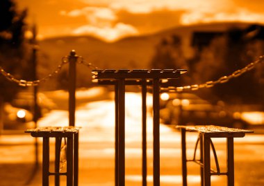 Günbatımı Cafe tablo banklar zemin ile