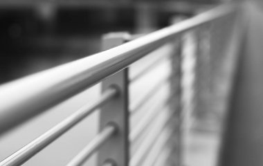 Siyah ve beyaz çelik sınır çit arka plan 