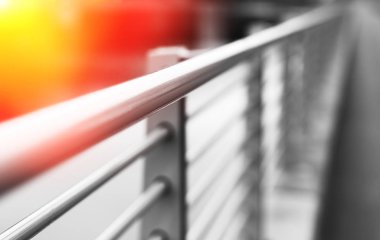 Siyah ve beyaz çelik sınırdaki telleri ile hafif sızıntı arka plan