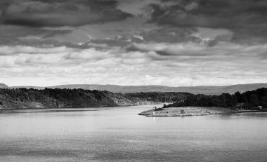 Siyah ve beyaz Norveç Adaları arka plan manzara