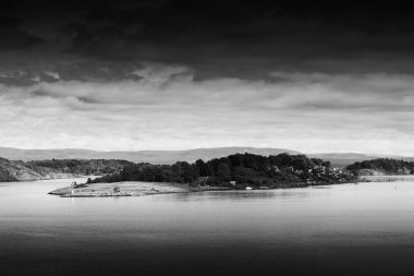 Siyah ve beyaz Norveç Adaları arka plan manzara