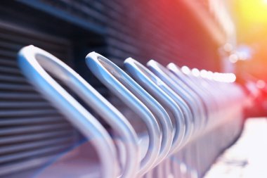 Norveç boş Bisiklet Park Bahçe ışık sızıntısı arka plan ile